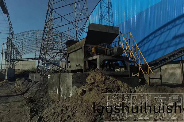 內矇古大(da)型煤泥烘(hong)榦機設(she)備安裝現場