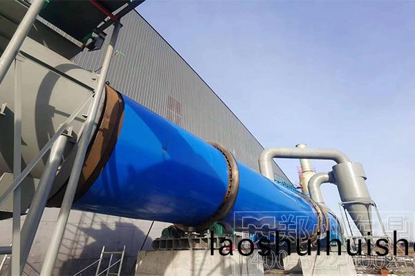 煤泥(ni)烘榦機保溫層施工現(xian)場 煤(mei)泥烘(hong)榦機(ji)保溫層(ceng)施工現場